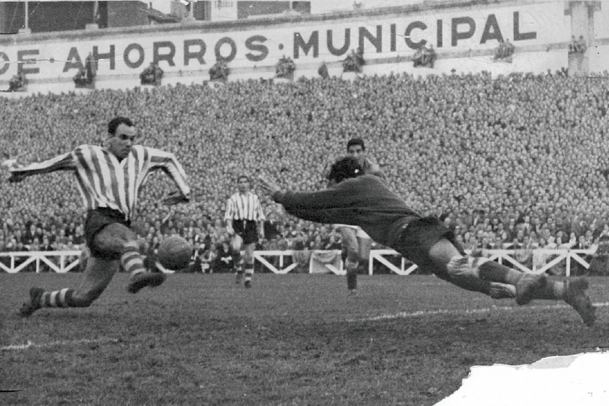 cuadro Las — El Cuadro "Las Botas de Zarra": Un Legado del Fútbol Español Sale a la Venta