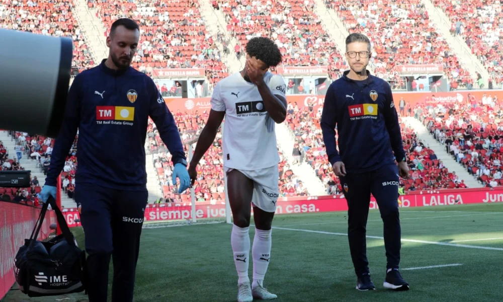 Lesiones Thierry Valencia — Lesiones Thierry Valencia: El Lateral Continúa en Ciclo de Recuperación y Recaíd