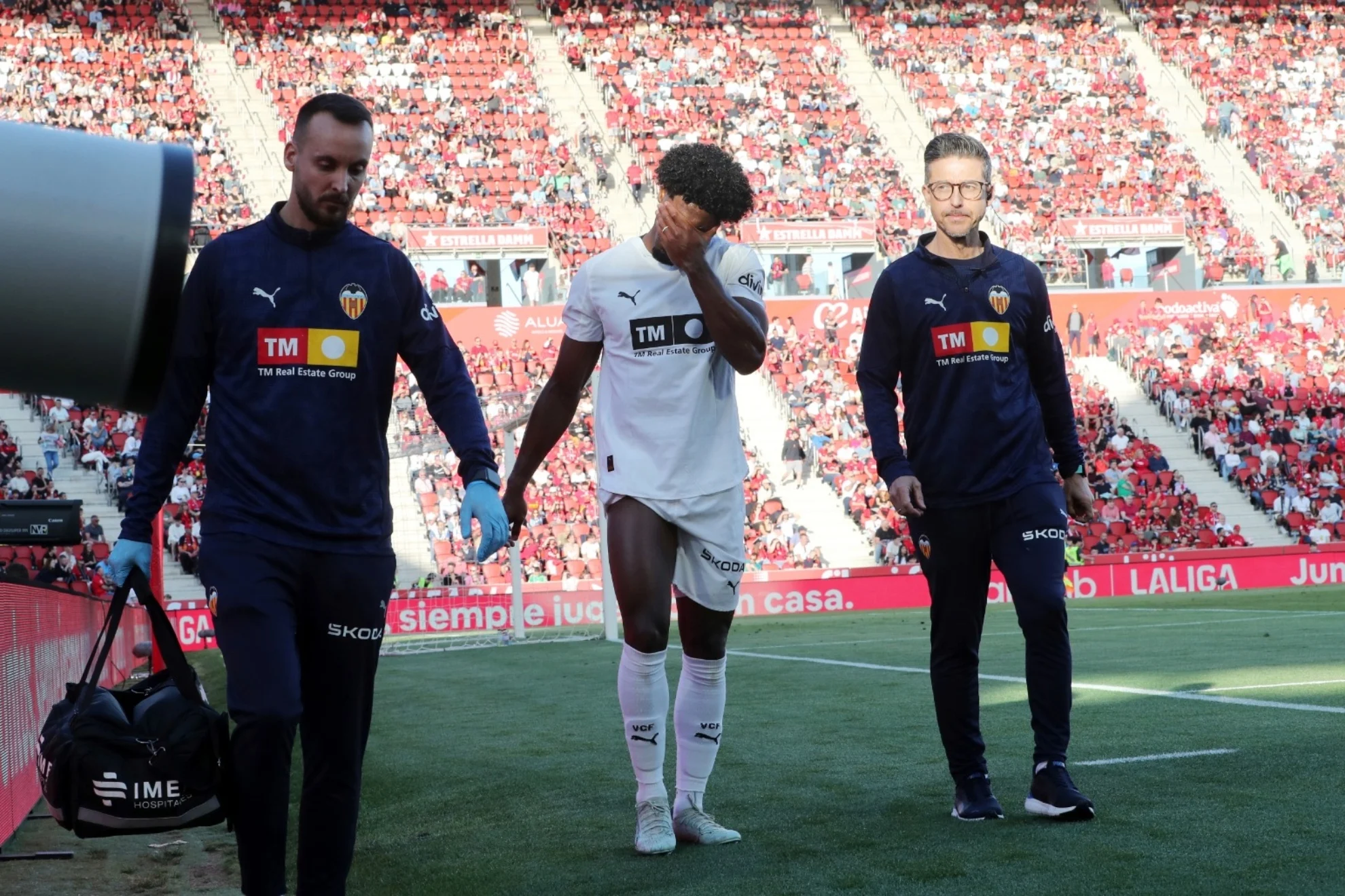 Lesiones Thierry Valencia — Lesiones Thierry Valencia: El Lateral Continúa en Ciclo de Recuperación y Recaíd