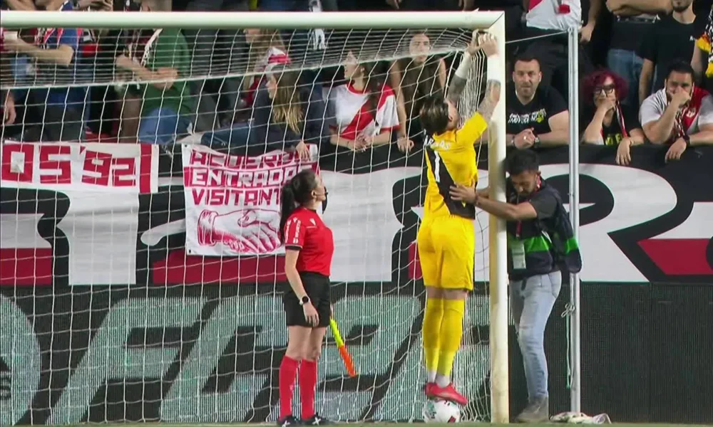 Reparación portería Cárdenas — Reparación insólita en Vallecas: Cárdenas y la portería con cinta adhesiva