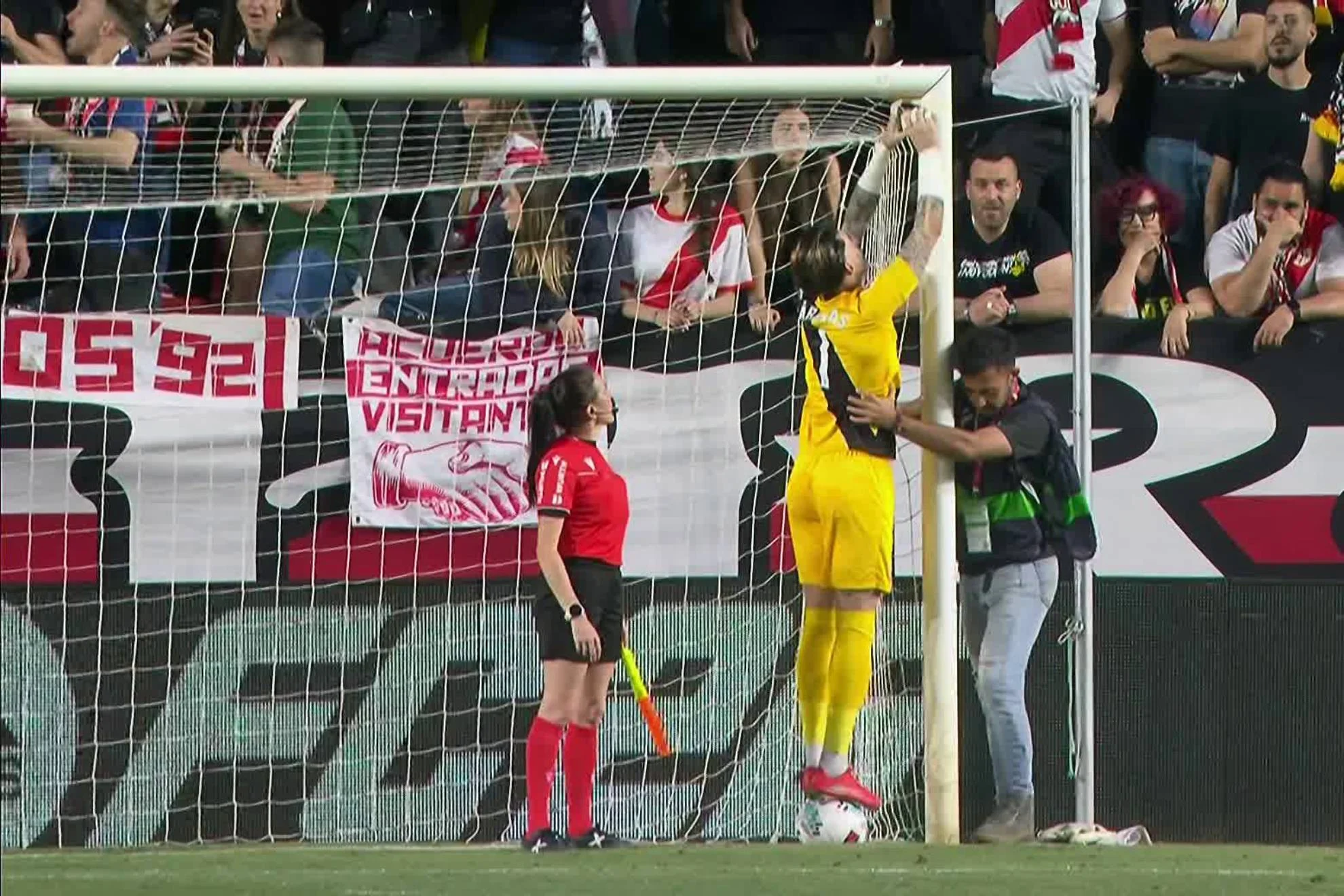 Reparación portería Cárdenas — Reparación insólita en Vallecas: Cárdenas y la portería con cinta adhesiva