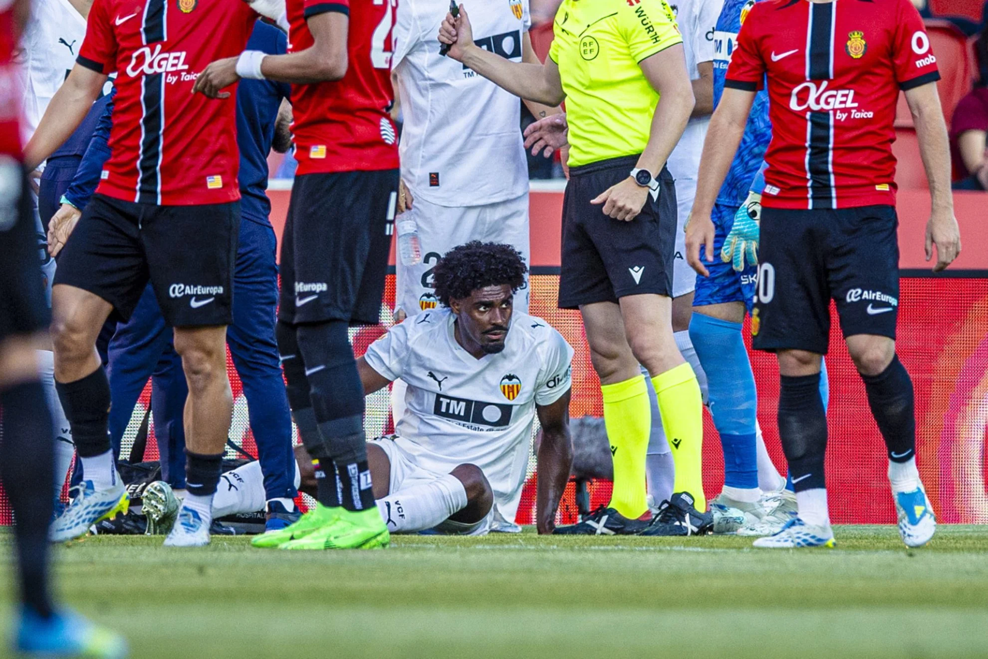 lesión Thierry Rendall — Lesión de Thierry Rendall complica su futuro en el Valencia