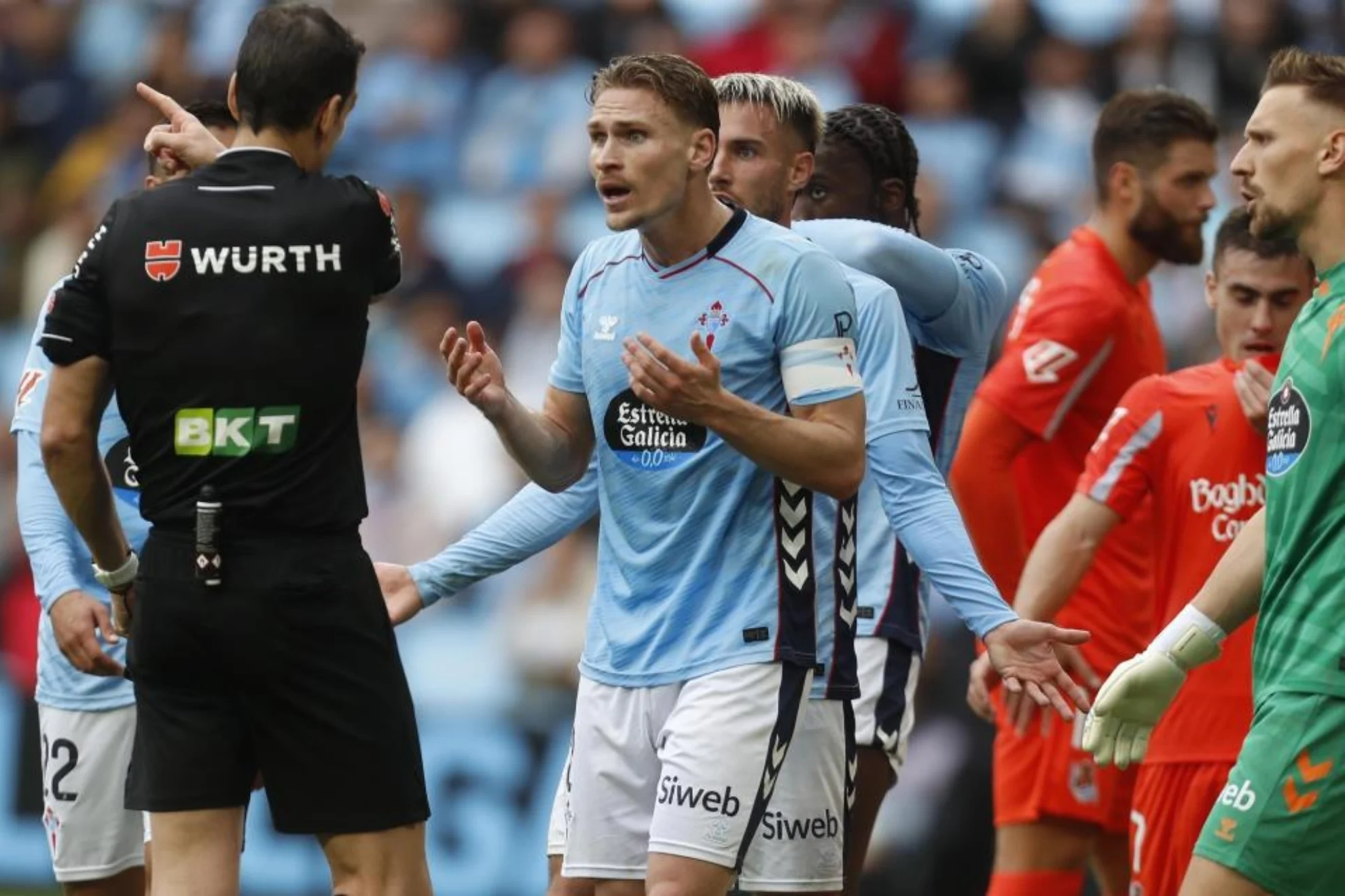 Starfelt lesión espalda — Starfelt Acudirá a Especialista por Lumbalgia, en Riesgo de Final de Temporada