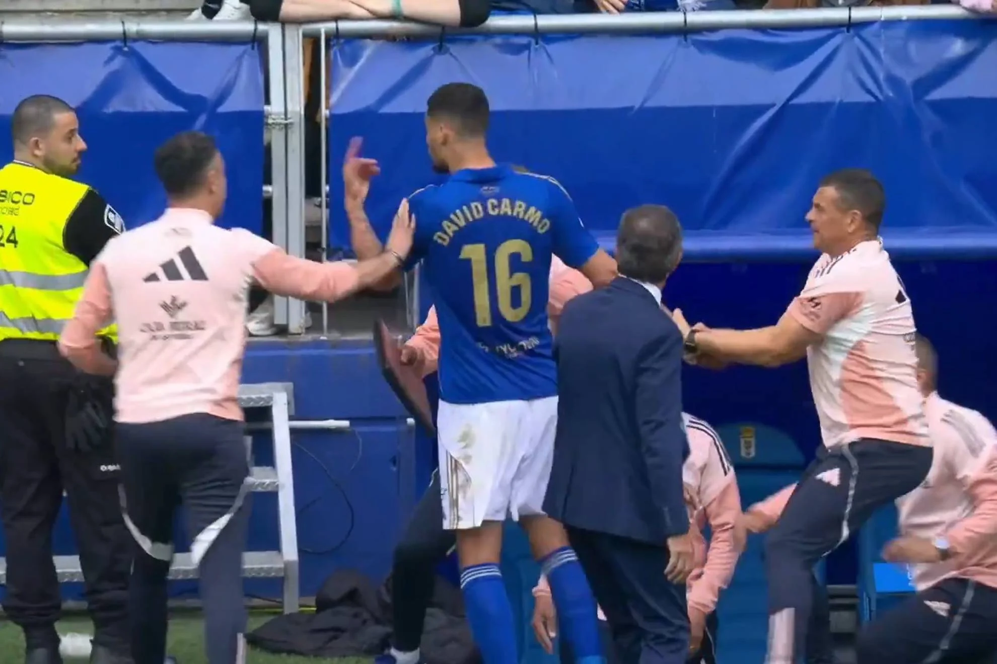 Incidente Carmo Oviedo — Incidente Carmo Oviedo: Tensión entre David Carmo y la afición en el Tartiere