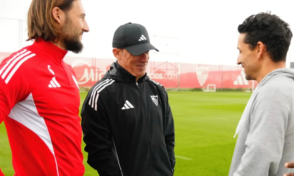 Jesús Navas Sevilla — Jesús Navas alienta a la plantilla del Sevilla en un momento decisivo