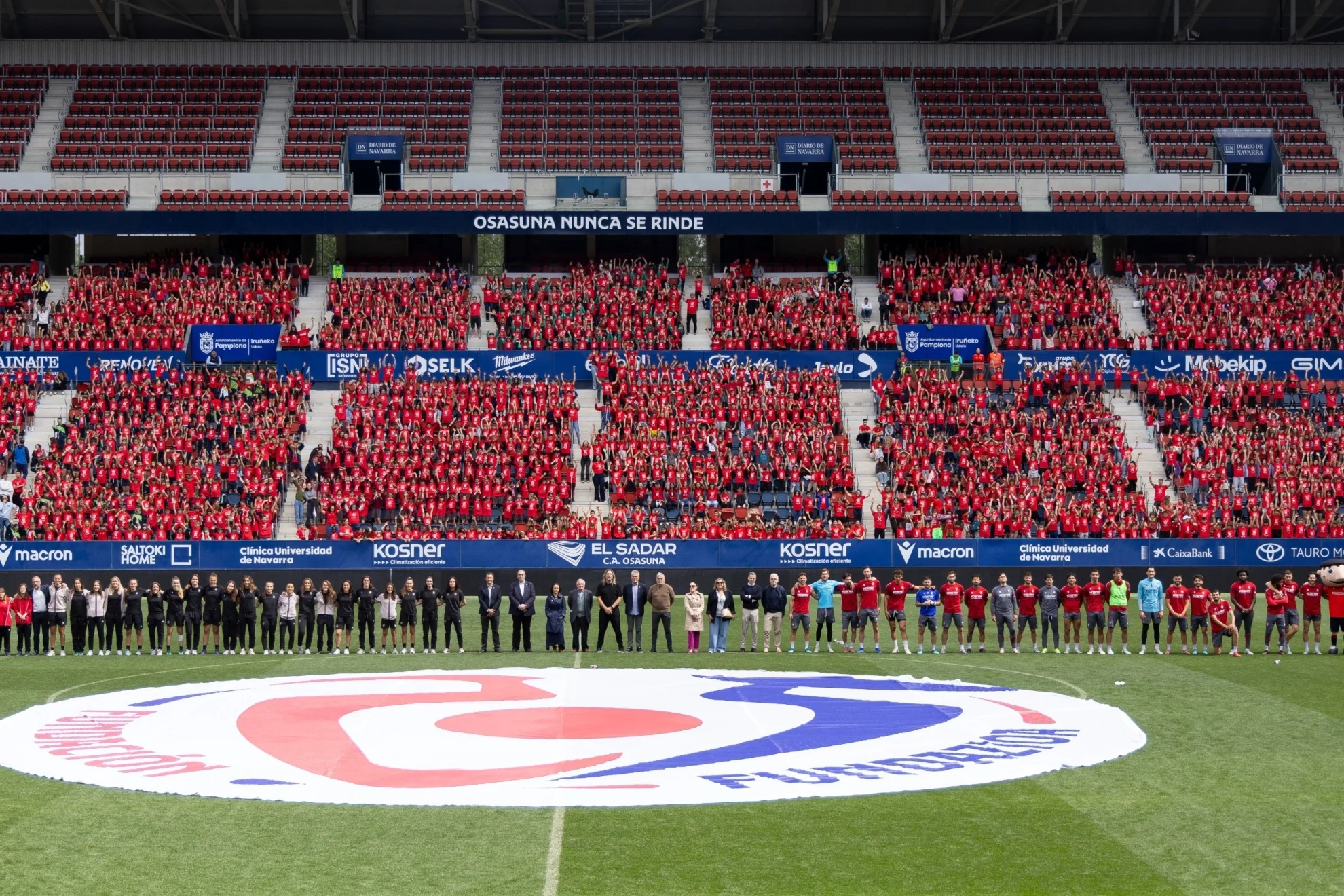 Entrenamiento Osasuna niños — Entrenamiento Osasuna niños: 4.800 menores llenaron El Sadar
