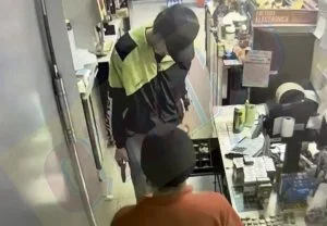 menor implicado robos — Detenido menor por robos en tiendas metropolitanas