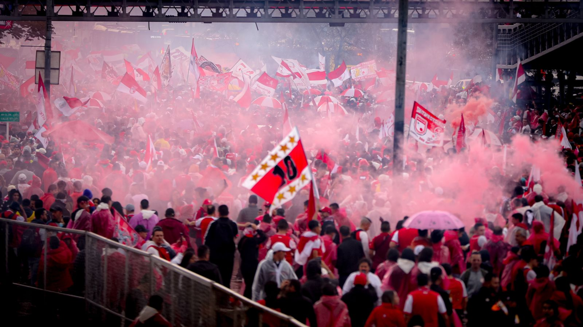 sanciones Conmebol Santa Fe — Santa Fe pide a su hinchada evitar insultos para prevenir sanciones Conmebol