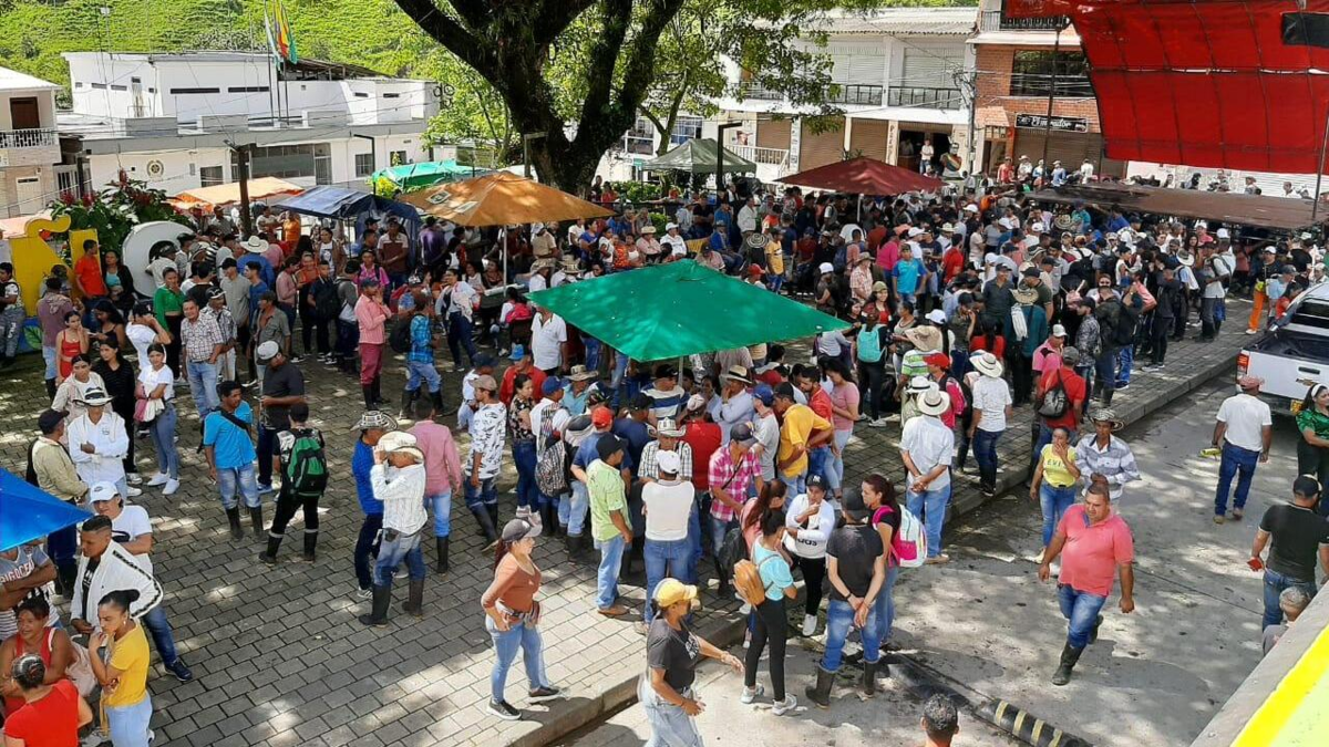 desplazamiento Briceño Antioquia — Desplazamiento Forzado en Briceño, Antioquia: Más de 100 Personas Afectadas por