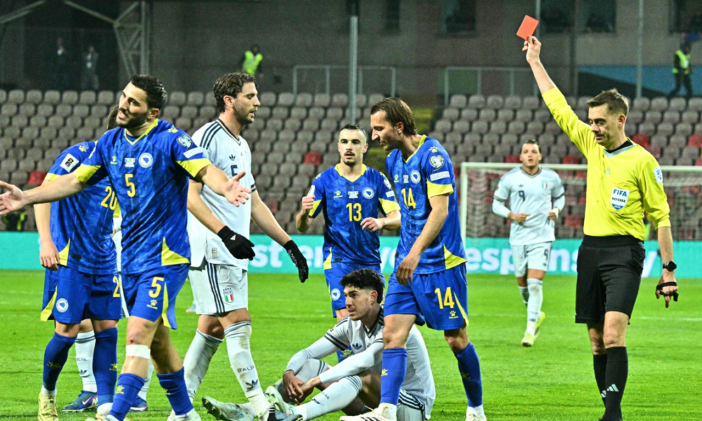 expulsión de Alessandro Bastoni — Alessandro Bastoni destruido en Italia tras expulsión contra Bosnia