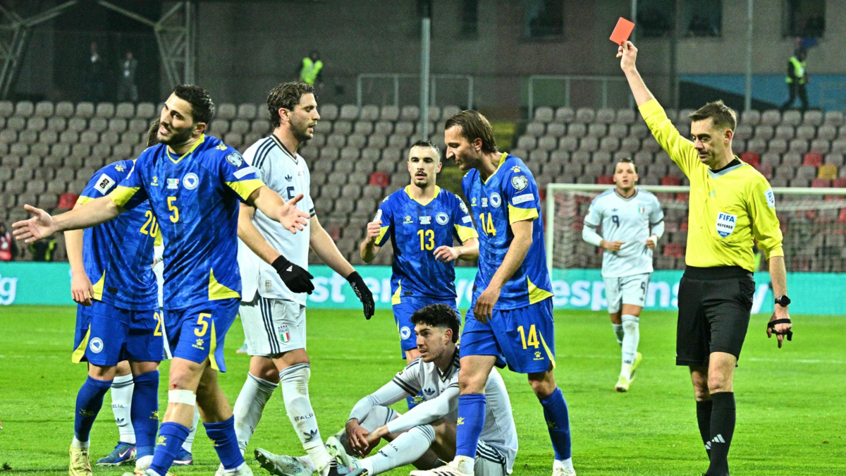 expulsión de Alessandro Bastoni — Alessandro Bastoni destruido en Italia tras expulsión contra Bosnia