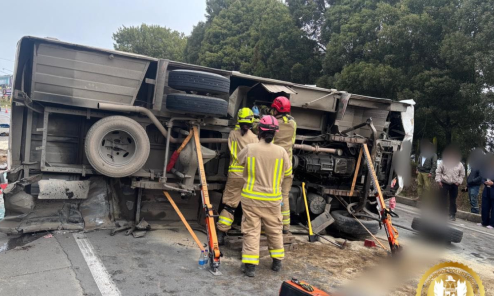 accidente en Tunja — Accidente en Tunja: volcamiento de buseta deja 14 heridos en vía a Villa de Leyv