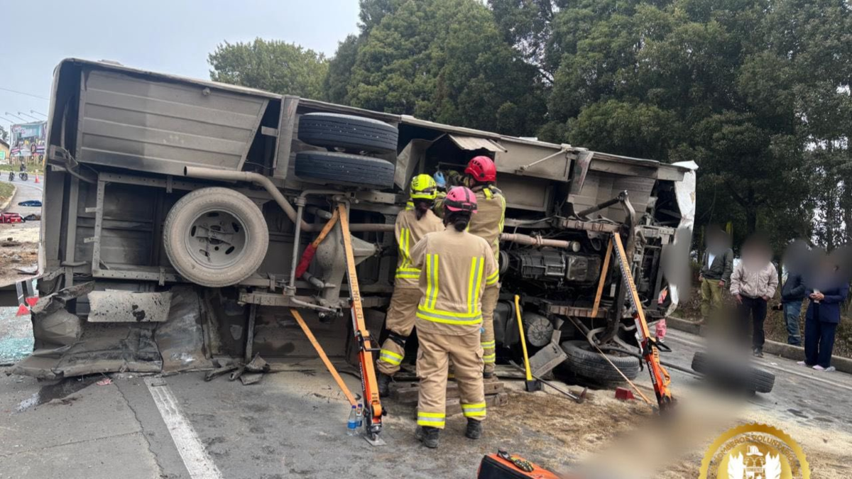 accidente en Tunja — Accidente en Tunja: volcamiento de buseta deja 14 heridos en vía a Villa de Leyv
