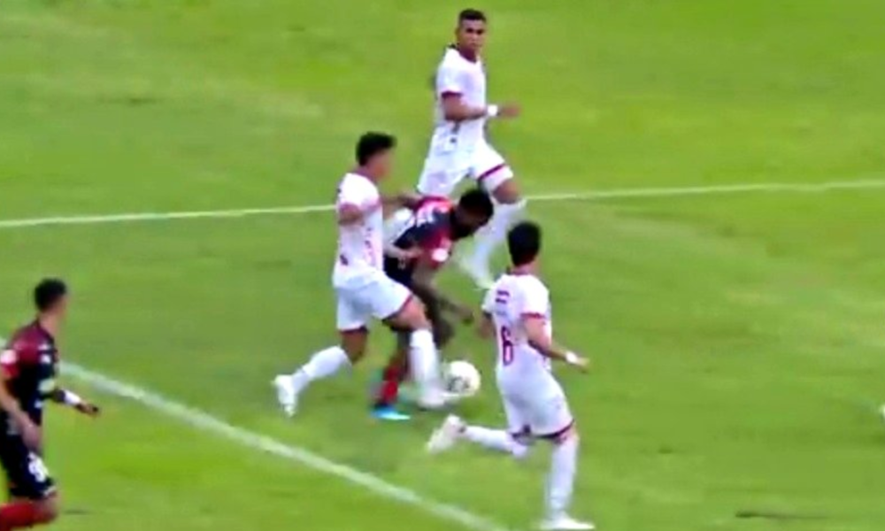 polémica arbitral Cúcuta — Polémica arbitral en Cúcuta: árbitro sanciona penalti después de dar continuidad