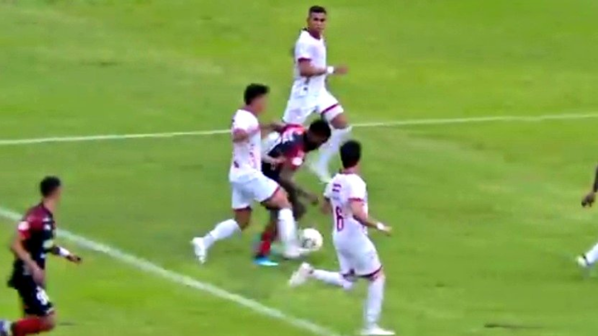 polémica arbitral Cúcuta — Polémica arbitral en Cúcuta: árbitro sanciona penalti después de dar continuidad