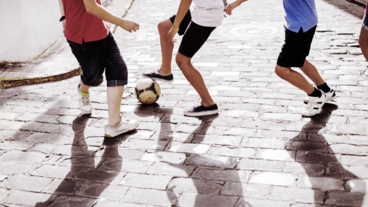 agresión menor Medellín — Agresión Menor Medellín: Adolescente Herido en Riña por Fútbol