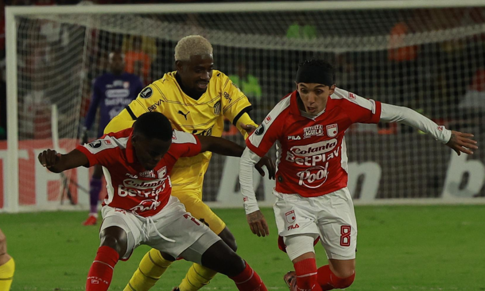 Multa Santa Fe Conmebol — Conmebol multó a Santa Fe con 5.000 dólares por uso de pirotecnia de sus hinchas