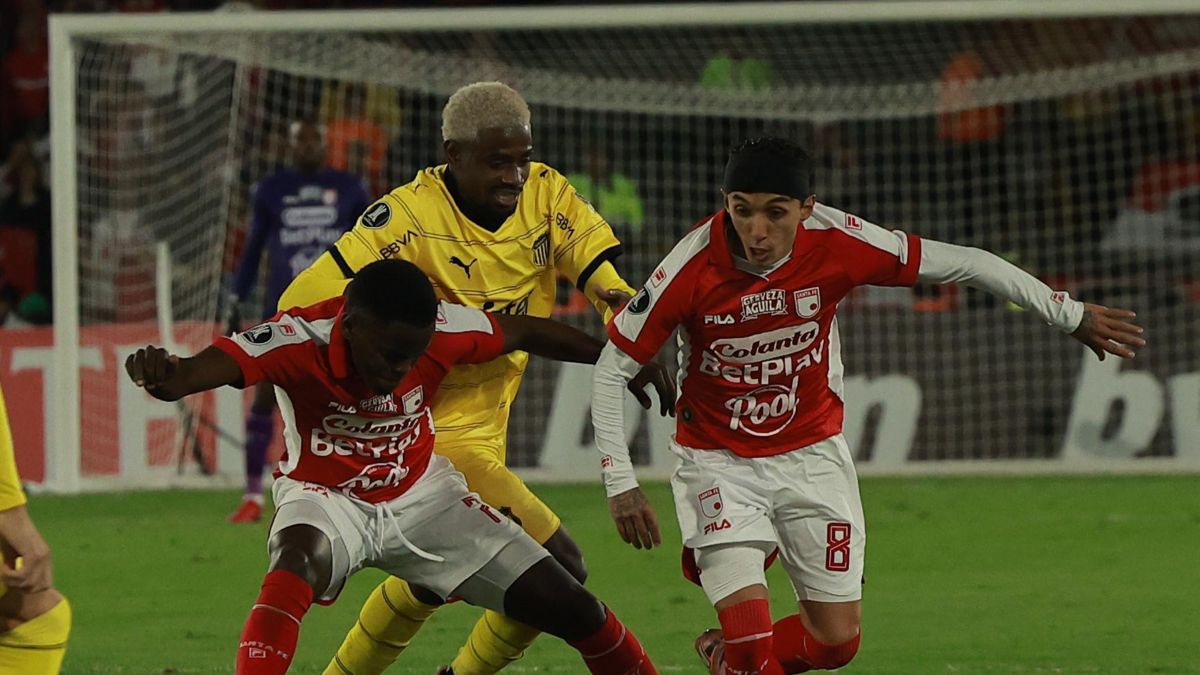 Multa Santa Fe Conmebol — Conmebol multó a Santa Fe con 5.000 dólares por uso de pirotecnia de sus hinchas