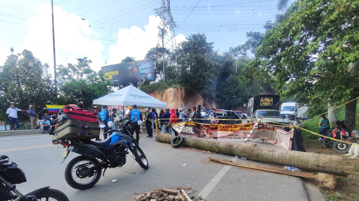 Paro Santander — Paro Santander cumple sexto día con bloqueos viales persistentes por avalúo cata