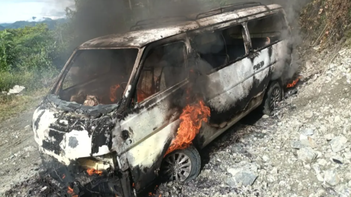 ataque disidentes Valle — Disidentes queman vehículos a contratistas de energía en San Pedro, Valle