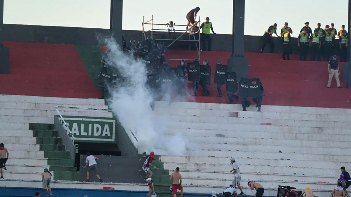 violencia clásico paraguayo — Violencia en clásico paraguayo: partido suspendido y más de cien detenidos en As