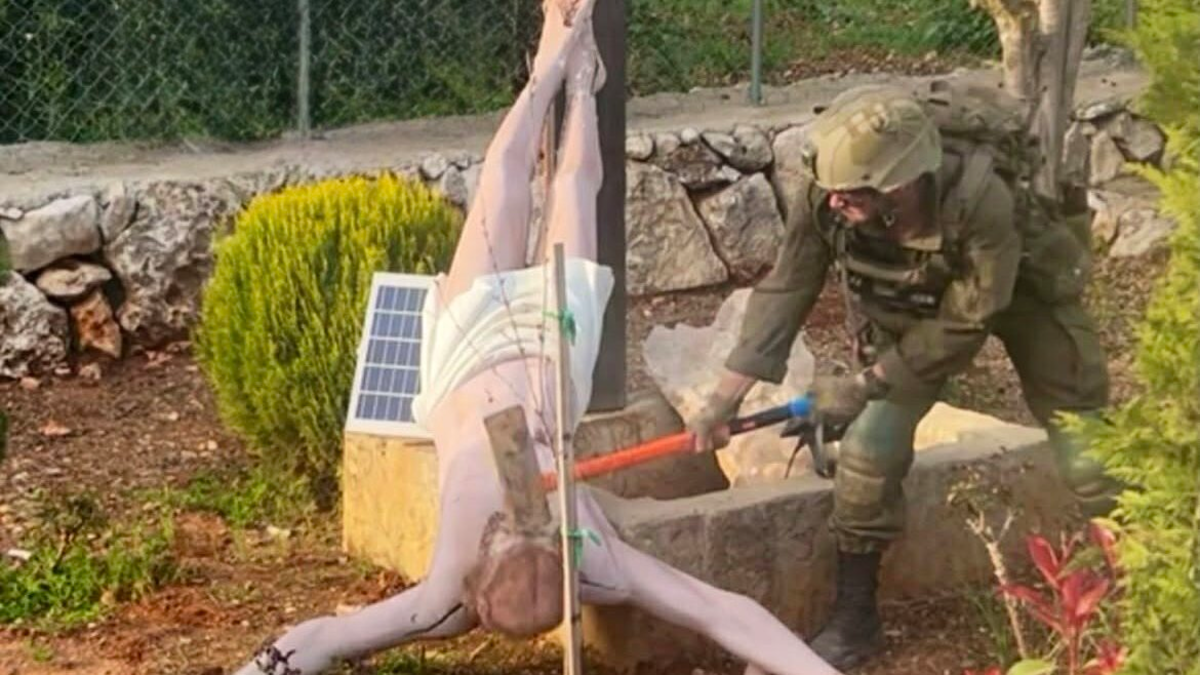 soldado israelí destruye estatua — Soldado israelí destruye estatua: Investigación penal en Líbano por incidente gr