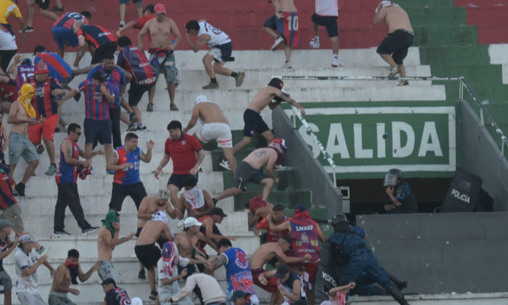 violencia hinchas Paraguay — Violencia Hinchas Paraguay: Clásico Suspendido y Decenas de Heridos