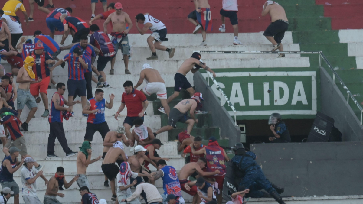 violencia hinchas Paraguay — Violencia Hinchas Paraguay: Clásico Suspendido y Decenas de Heridos