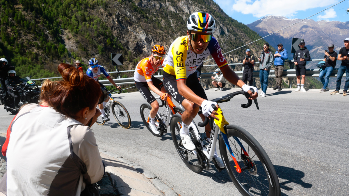 Egan Bernal podio — Egan Bernal logra podio en Tour de los Alpes, un hito en su recuperación