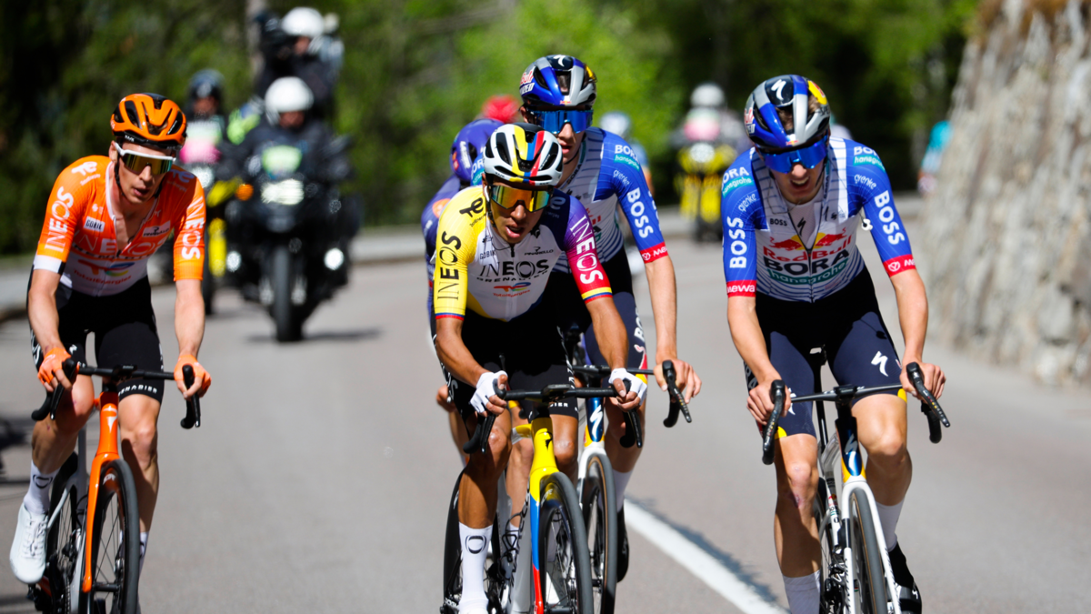 Egan Bernal podio Alpes — Egan Bernal en el podio del Tour de los Alpes