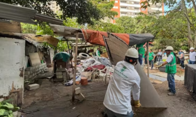Derribo construcciones ilegales — Operativo en Medellín: Derribo de Construcciones Ilegales en Zona de Alto Riesgo