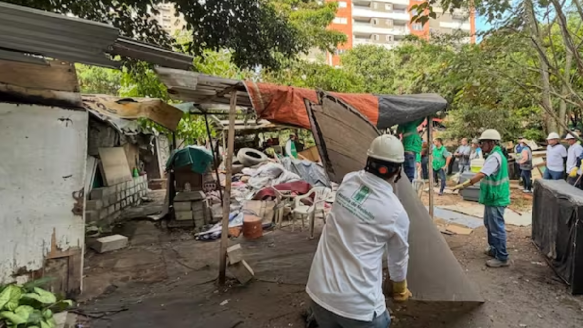 Derribo construcciones ilegales — Operativo en Medellín: Derribo de Construcciones Ilegales en Zona de Alto Riesgo