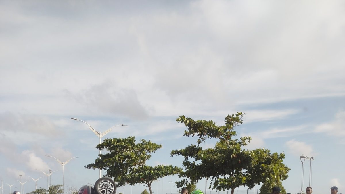 Accidente Gran Malecón Barranquilla — Accidente Gran Malecón Barranquilla: Carro Volcado Deja Mujer Herida