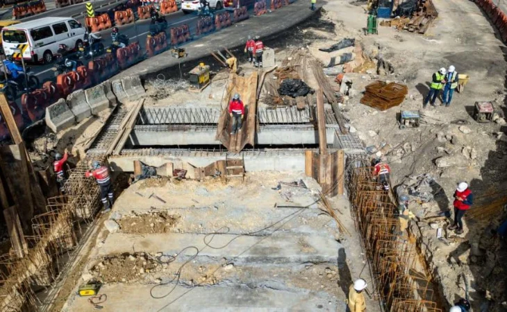 cierre Av. 68 — Cierre Total de Calzada en Av. 68 por Obras de Nuevo Puente Peatonal en Bogotá