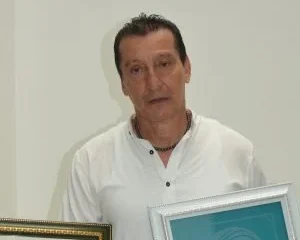 talla de vidrio artesanal — Maestro Gustavo González: Cuatro Décadas de Talla de Vidrio Artesanal en Colombi