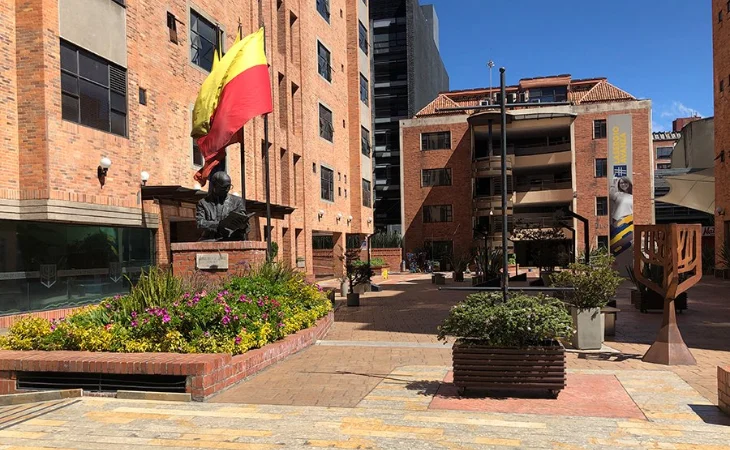 caída estudiante Sergio Arboleda — Incidente en Bogotá: Estudiante de la Sergio Arboleda Cae de Sexto Piso