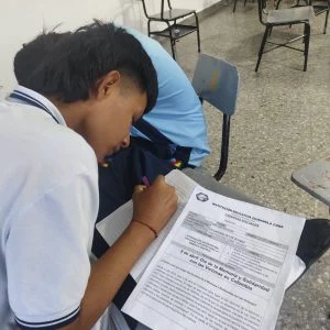 Estudiantes conmemoran víctimas — Estudiantes Conmemoran Víctimas de la Violencia en Institución Educativa Ciudade