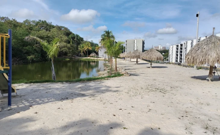 Playa artificial Ricaurte — Frenan Construcción de Playa Artificial en Zona Protegida de Ricaurte