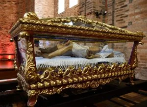 urna y escultura de Cristo — Urna y escultura de Cristo con 70 años de tradición en Pereira: símbolos de fe e