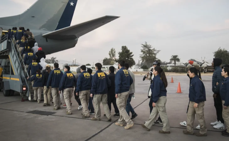 vuelo deportación Chile — Vuelo Deportación Chile: Primer operativo masivo del gobierno Kast expulsa 19 co
