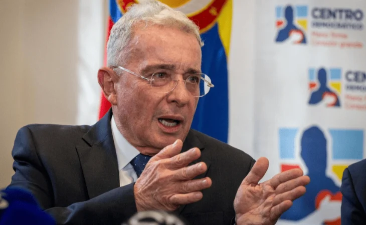 Críticas Uribe Petro — Críticas de Uribe a Petro por seguridad fronteriza y aranceles con Ecuador