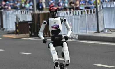 robot media maratón — Robot bate récord en media maratón de Pekín