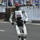 robot media maratón — Robot bate récord en media maratón de Pekín