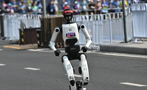 robot media maratón — Robot bate récord en media maratón de Pekín