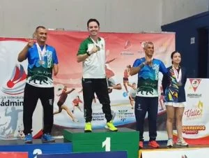 Risaralda parabádminton título — Risaralda celebra el título nacional de parabádminton con Sebastián Valencia