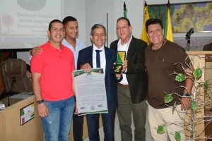Medalla al Mérito Ambiental — Adelio Valencia recibe Medalla al Mérito Ambiental en Dosquebradas por labor eco