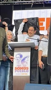 Cepeda diálogo medios — Iván Cepeda convoca a diálogo democrático con los medios de comunicación