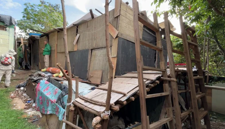 desmonte construcciones La Escombrera — Desmonte de construcciones ilegales en La Escombrera, Medellín, busca prevenir r