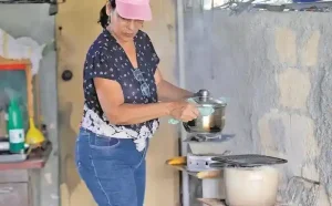 déficit energético Cuba — Crisis energética en Cuba: Ciudadanos recurren a métodos tradicionales de cocció