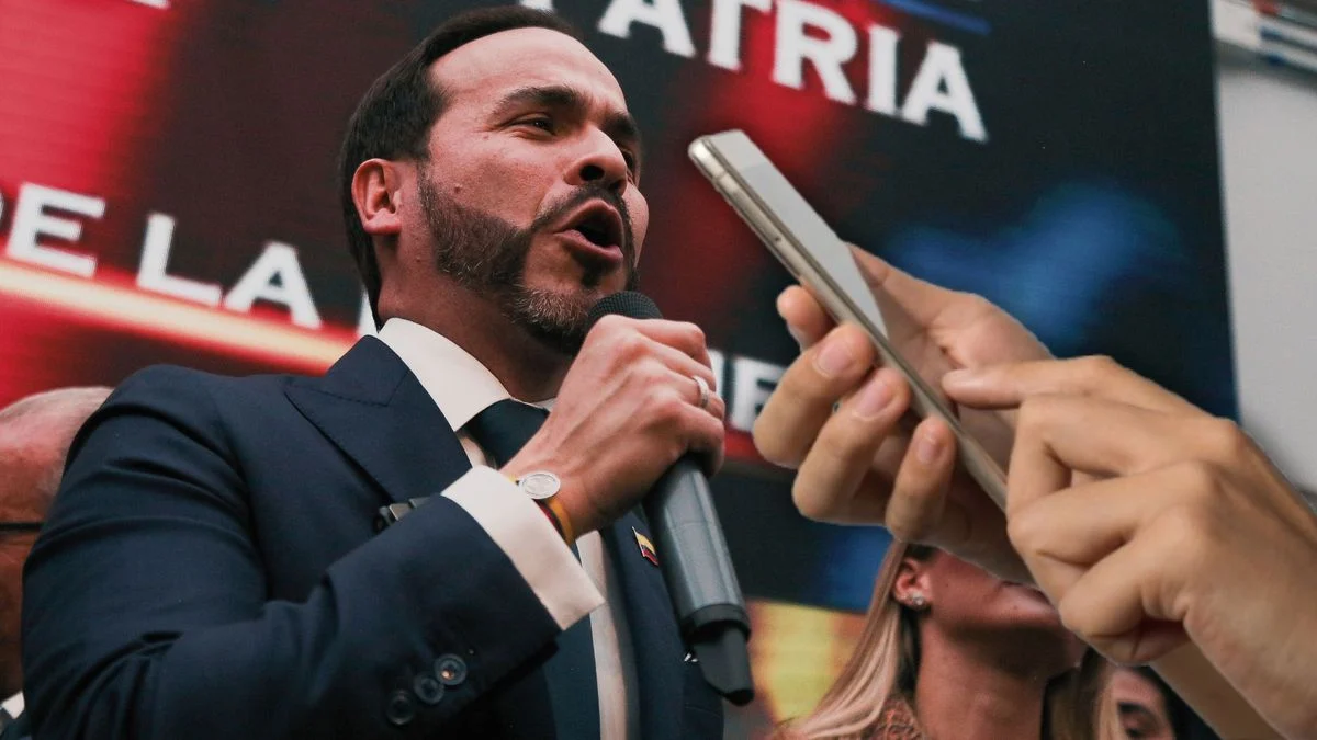 Presunta interrupción De la Espriella — Presunta interrupción a De la Espriella en entrevista radial genera controversia